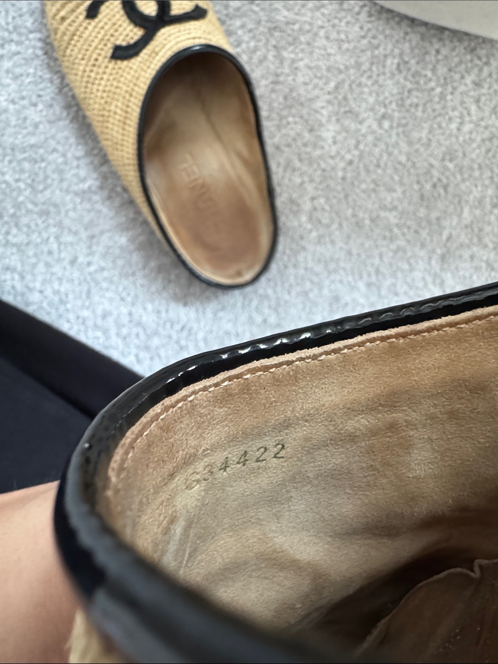 CHANEL authentic Natural Raffia and Black Patent Cap-Toe Mules, size 38 - Picture 9 of 9